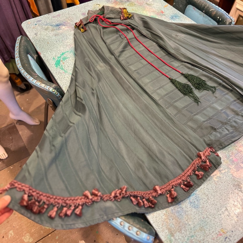 Vintage Shakespearen Cape - Picture 2 of 16